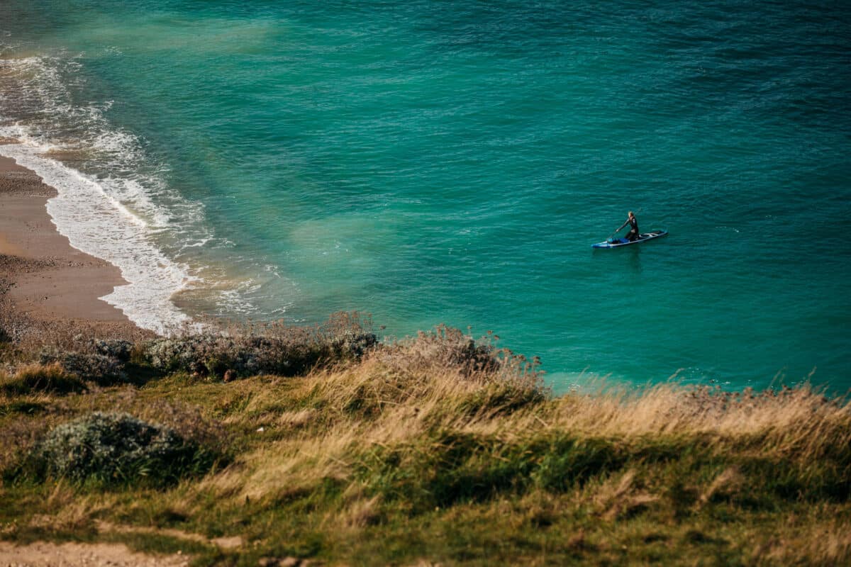 Falaises d’Étretat vues depuis la mer en paddle