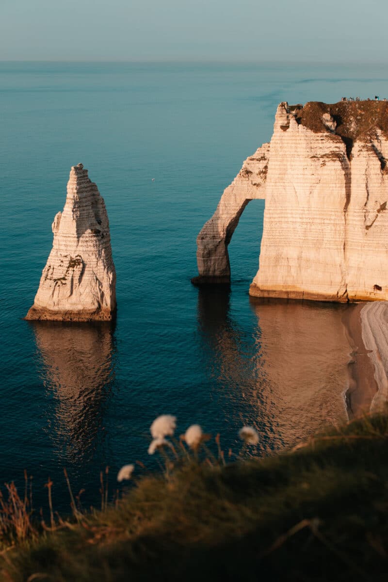 Vue iconique sur l’Aiguille creuse depuis la plage d’Étretat