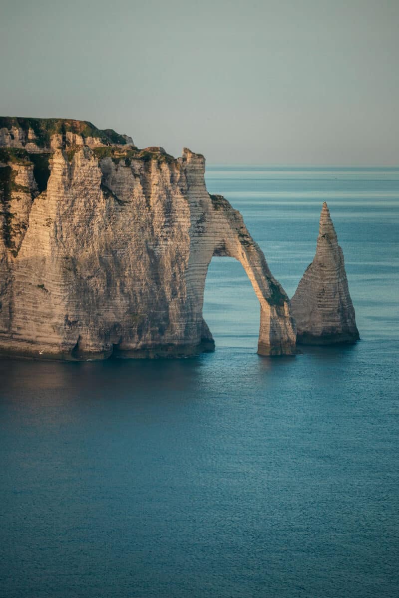 Cavité rocheuse de la Chambre des Demoiselles sur la falaise d’Aval à Étretat