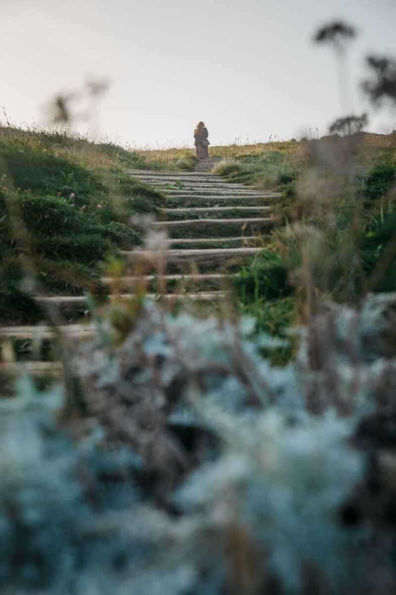 Escaliers à Étretat sur les falaises
