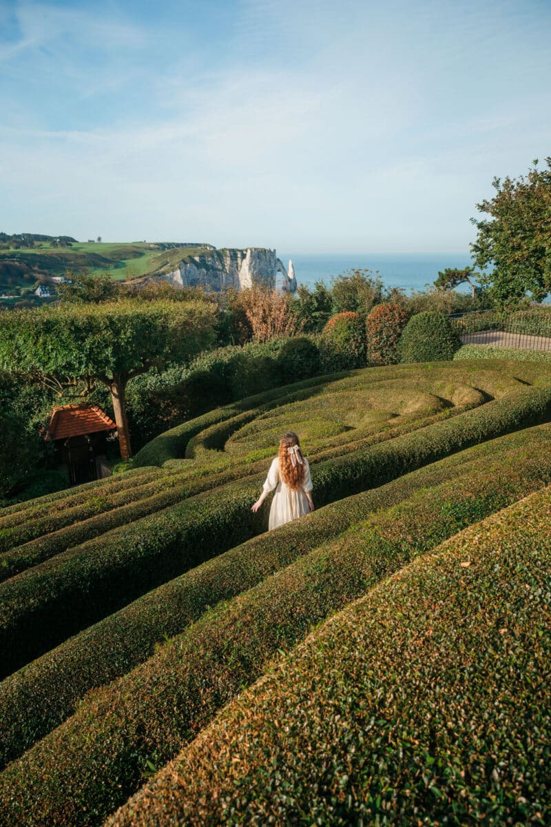 Jardins d’Étretat avec buis taillés et vue sur la falaise d’Aval