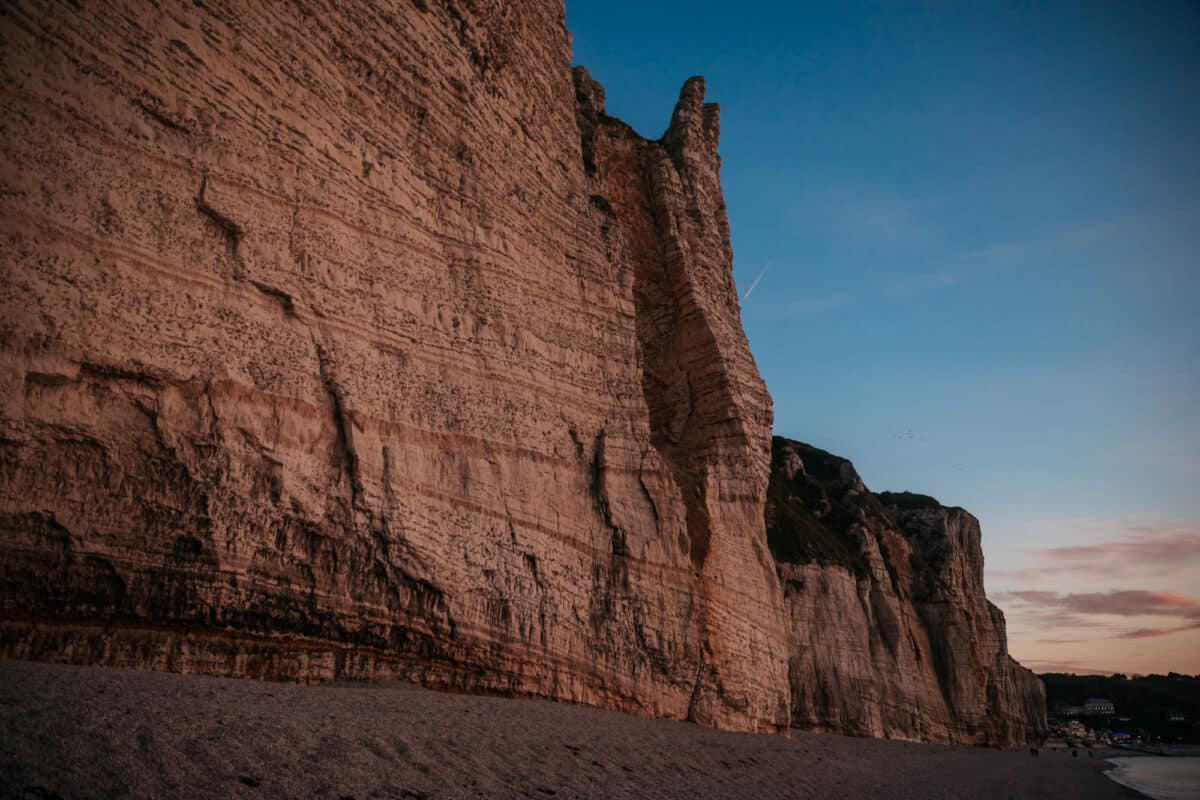 Marcher au pied des falaises Étretat : visiter Étretat en 1 jour