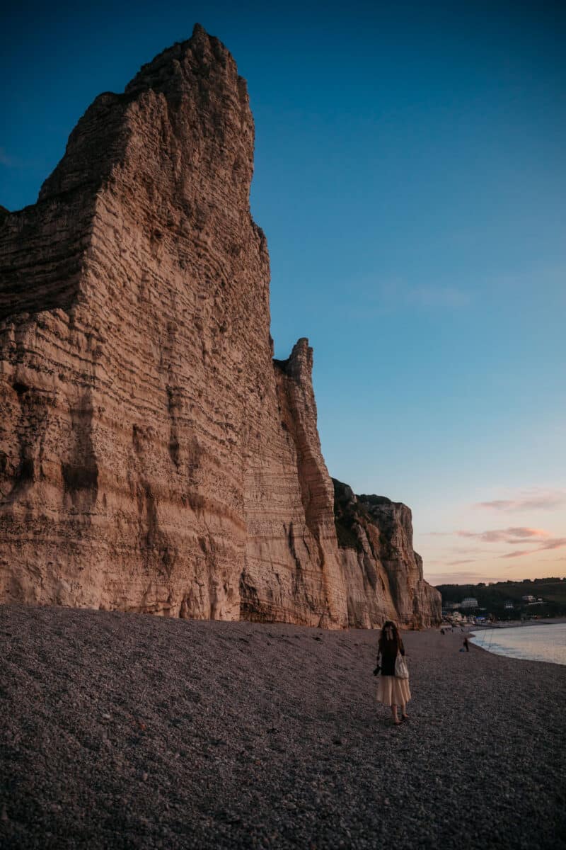 Promenade sur la plage Étretat