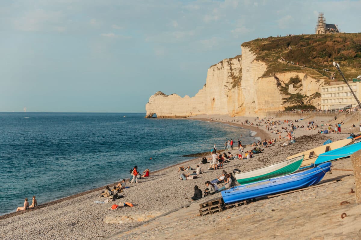 Plage de galets à Étretat avec falaises en arrière-plan