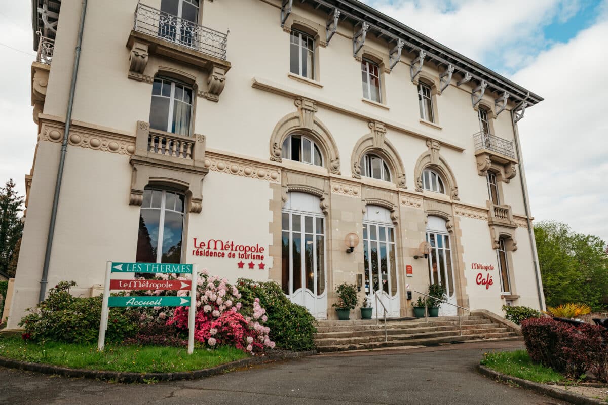 hôtel Luxeuil-les-Bains face aux thermes