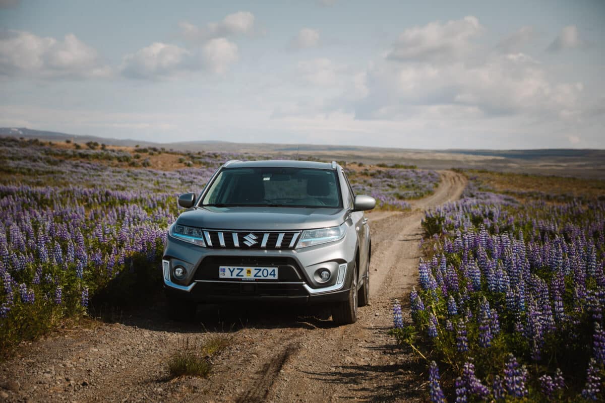 SUV 4x4 en Islande sur une piste