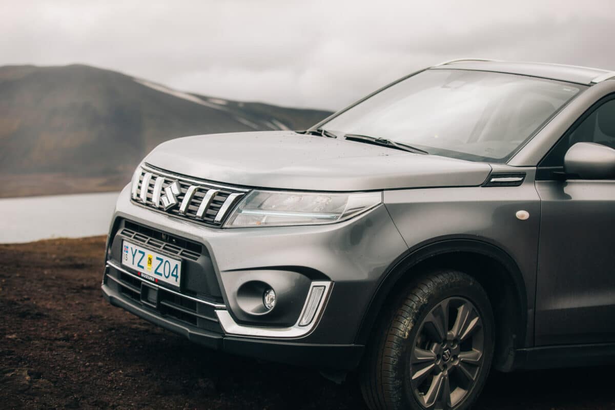 voiture sur une piste en Islande avec vue sur les montagnes