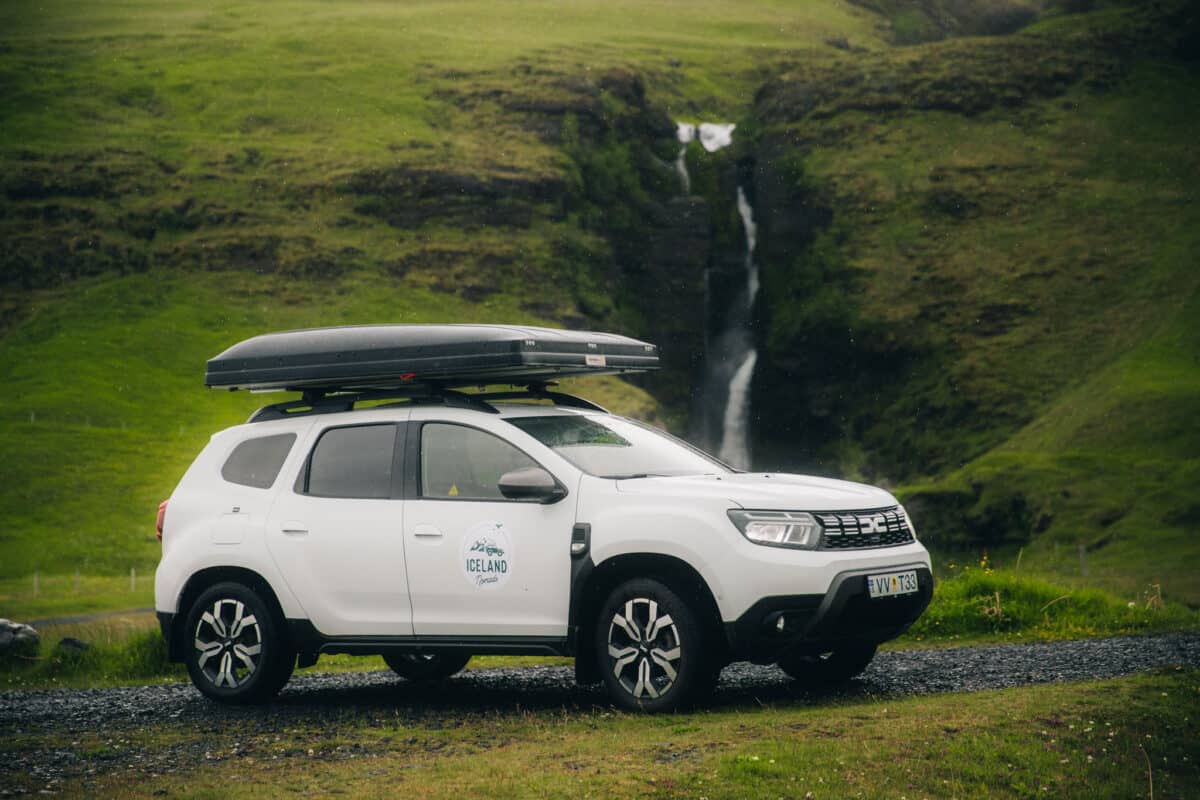 Dacia Duster avec tente de toit, loué via Travelbase pour explorer l’Islande en autonomie