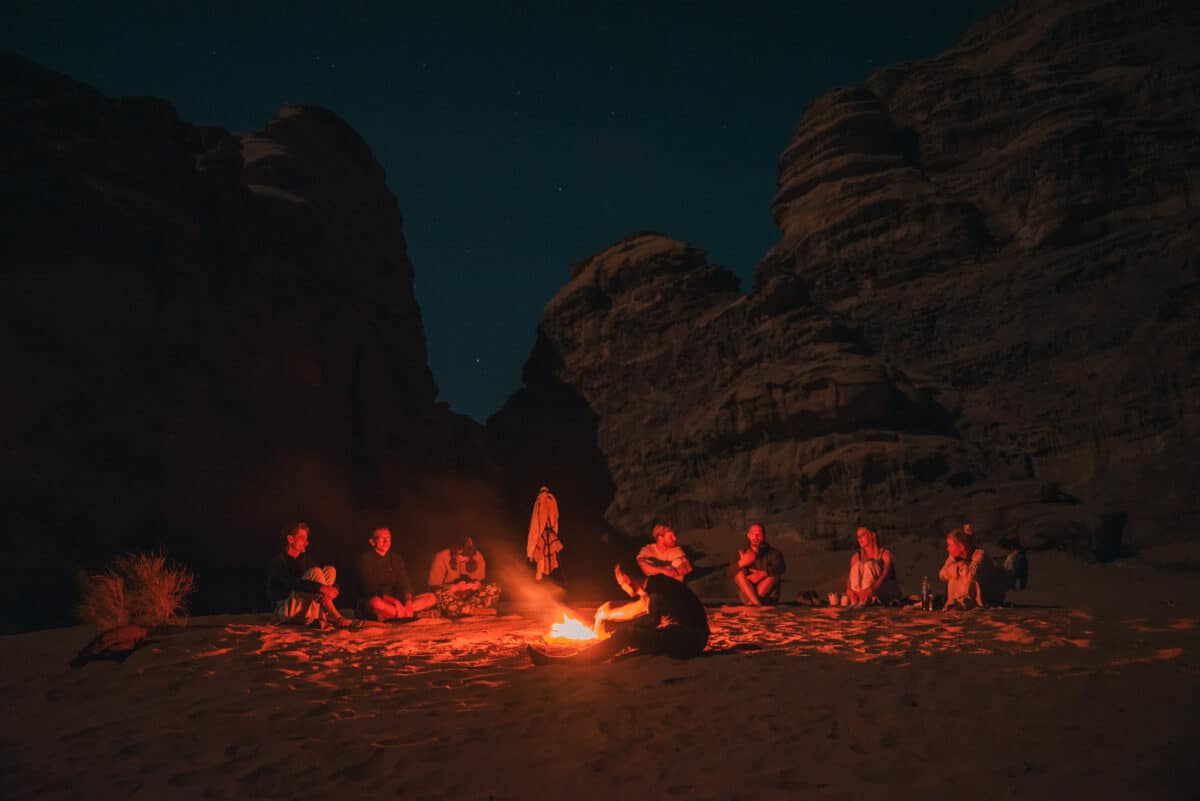 soirée autour du feu dans le Wadi Rum avec Jordan Nomads