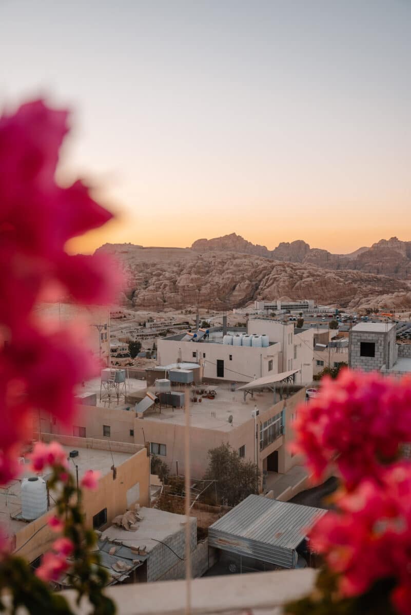 vue sur Petra lors d’un road trip Jordanie Travelbase