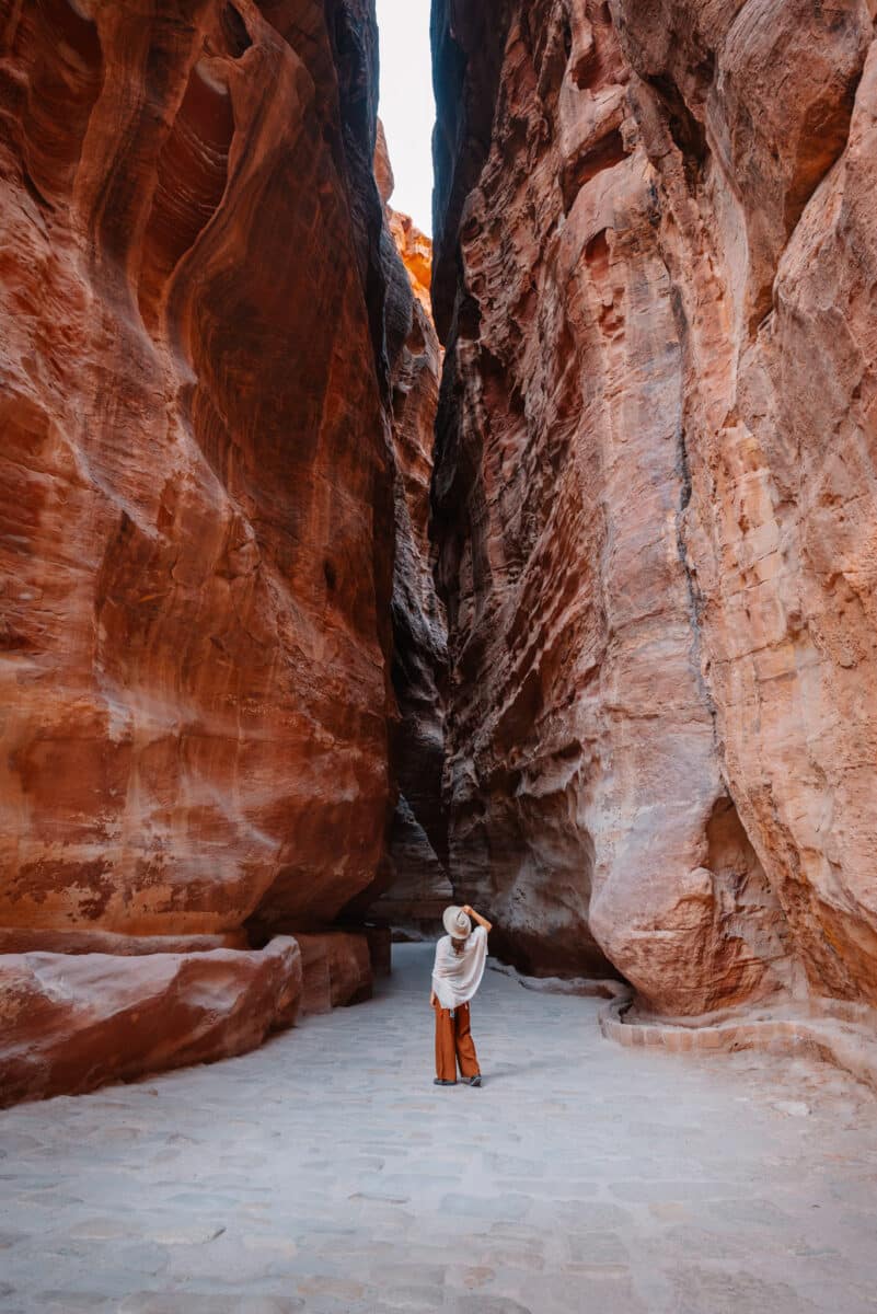 entrée de Petra lors d’une randonnée dans le Siq pendant le road trip