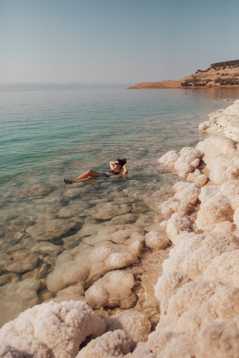 bain dans la mer Morte pendant un road trip Travelbase