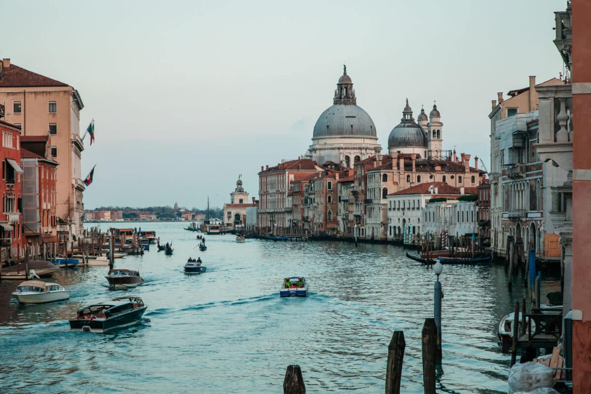 Croisière nocturne pendant le carnaval de Venise
