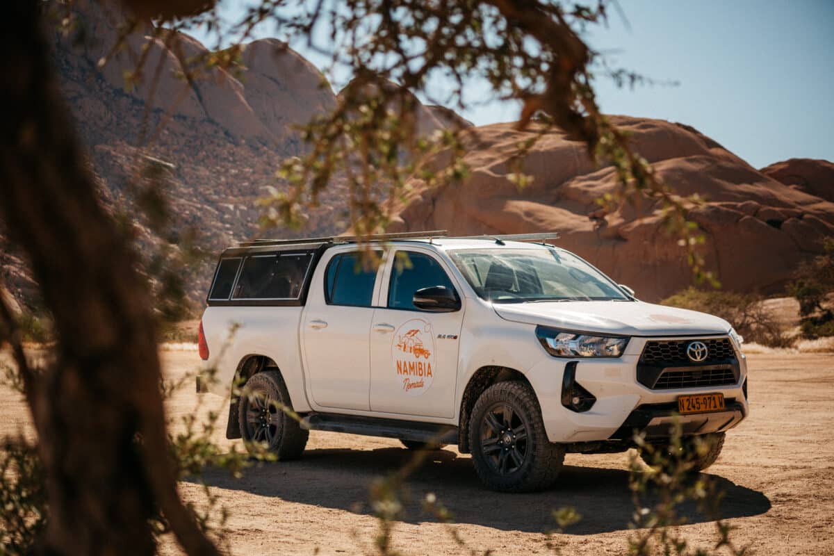 4×4 Toyota Hilux du programme Namibia Nomads sur une piste namibienne
