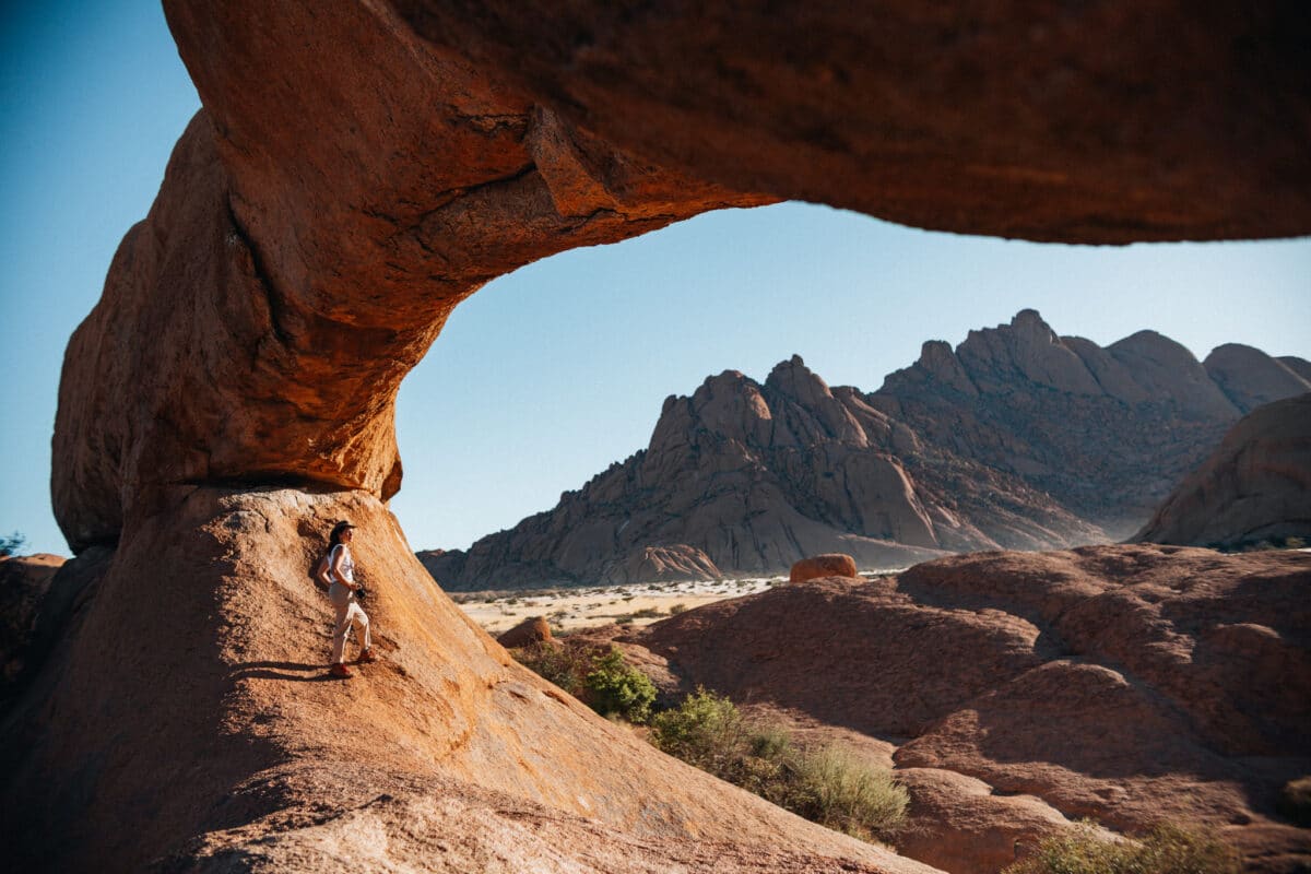 Paysage namibien encadré par l'arche rocheuse de Spitzkoppe