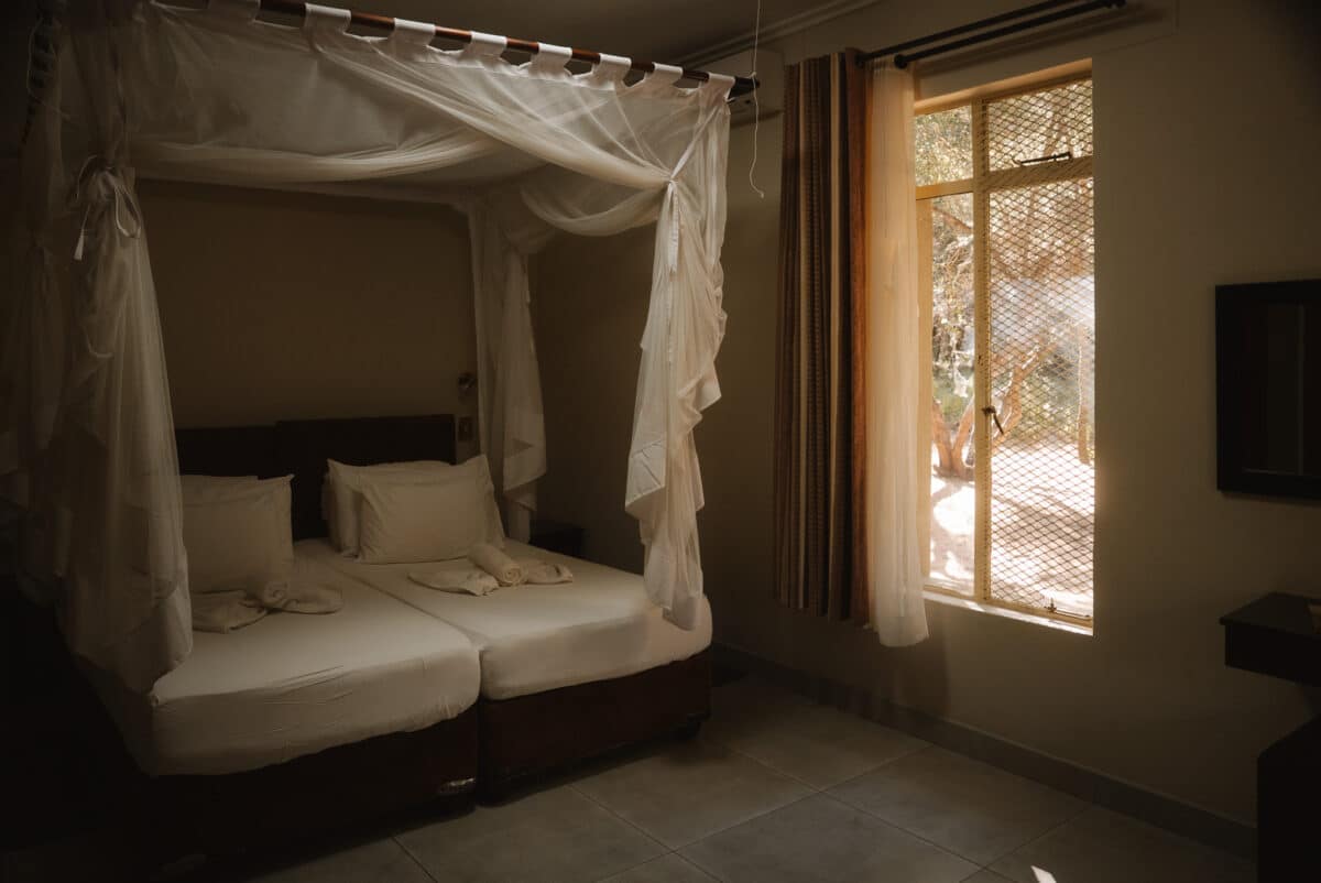Lit avec moustiquaire dans une chambre de lodge