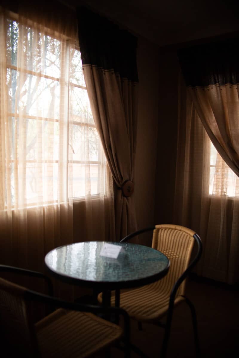 Chambre avec moustiquaire au lodge de Sachsenheim, aux portes du parc d'Etosha