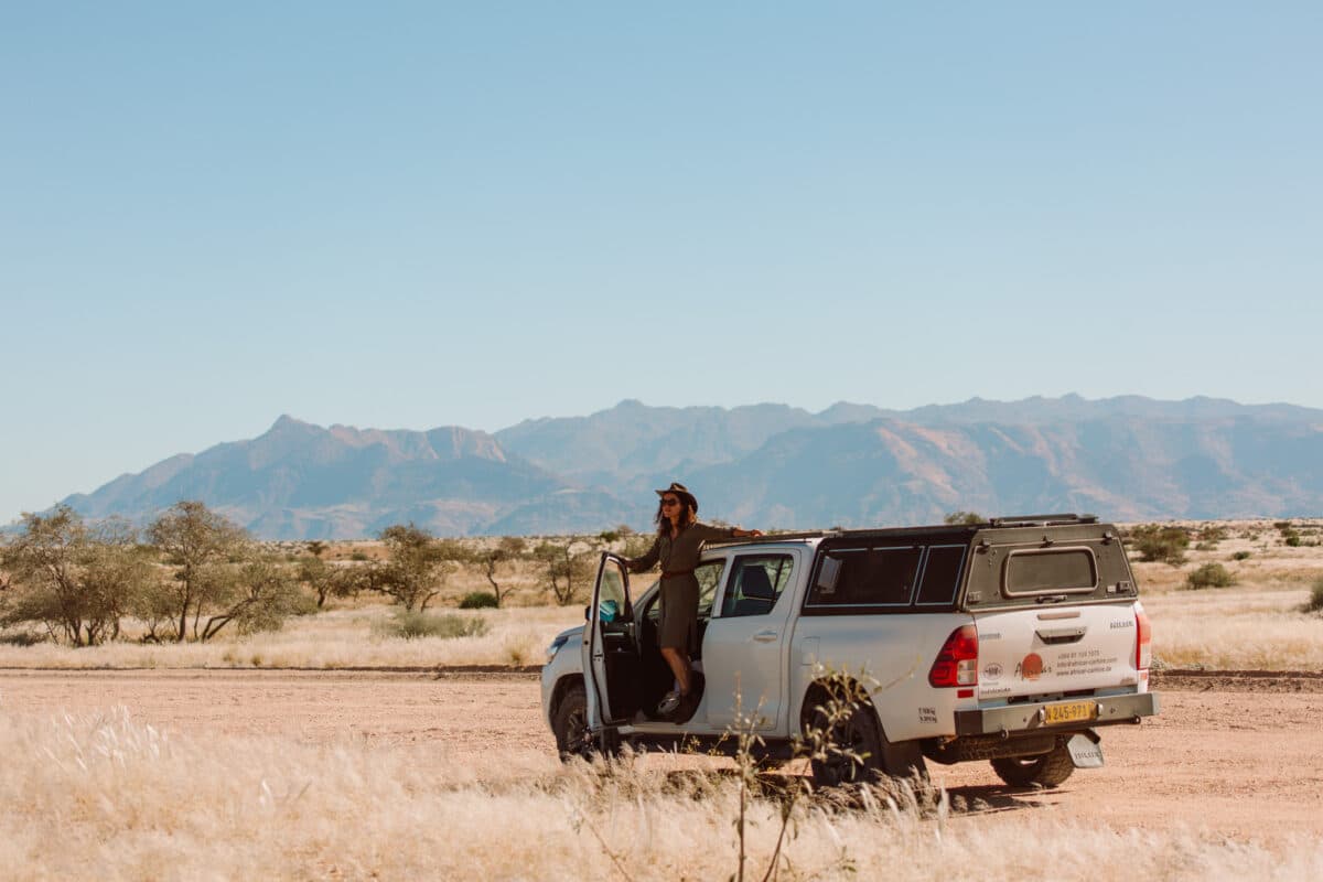 Conduite d'un 4×4 sur une piste de gravier en Namibie
