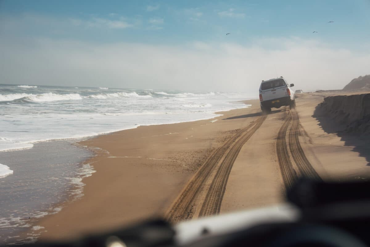 Vue depuis le pare-brise d'un 4×4 grimpant une dune