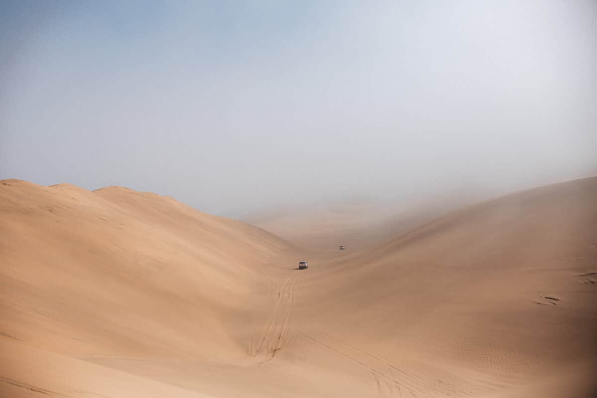 4×4 au pied des dunes géantes de Sandwich Harbour en Namibie
