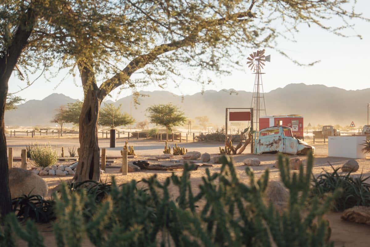 Ancienne station-service et carcasses de voitures à Solitaire en Namibie