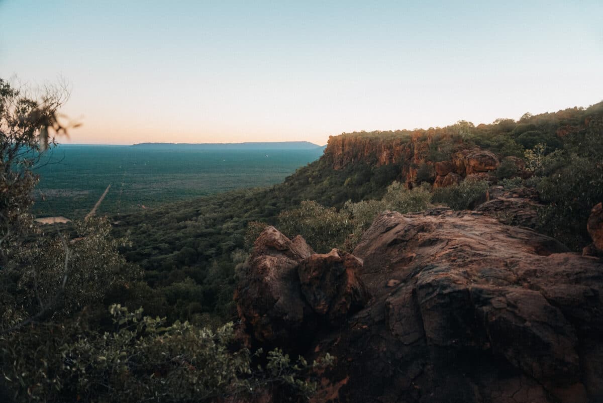 Vue depuis les falaises rouges du plateau du Waterberg