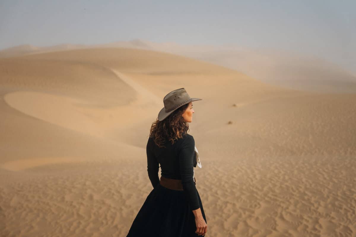 Femme au cœur des dunes désertiques de Sandwich Harbour en Namibie