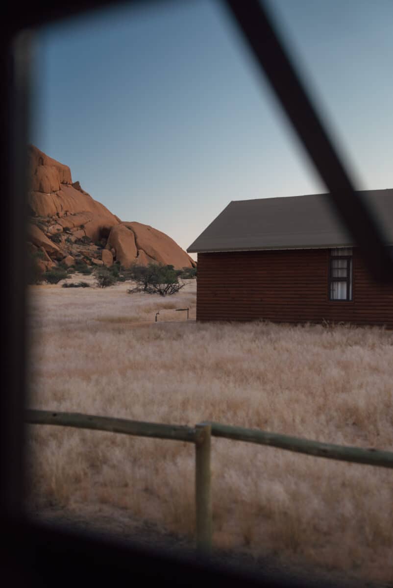 Hébergement en glamping au pied de la montagne de Spitzkoppe en Namibie