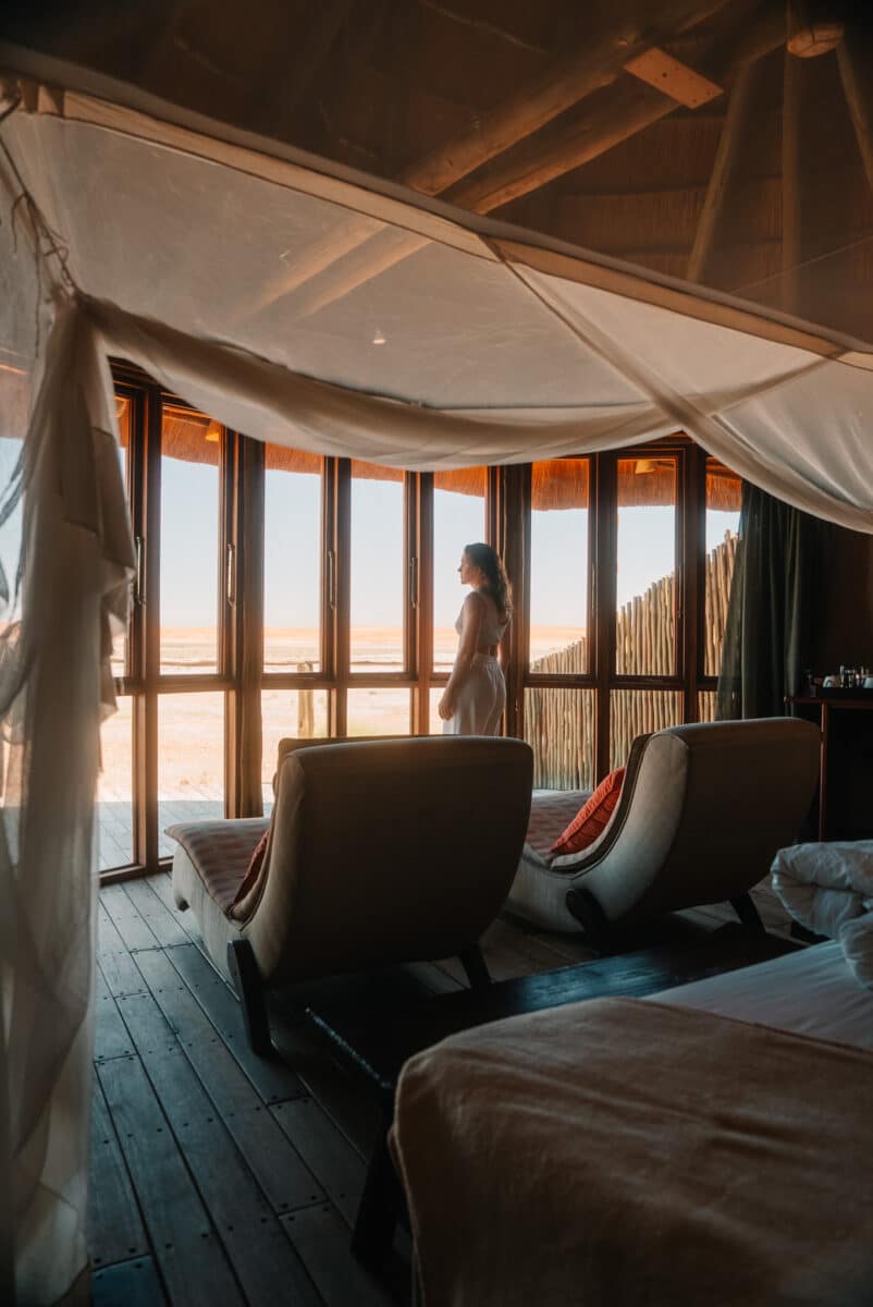 Chambre ouvert d'un lodge avec vue sur le désert namibien