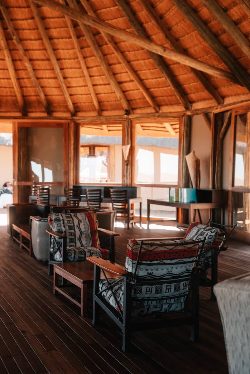 Salon ouvert d'un lodge dans la région de Sesriem en Namibie