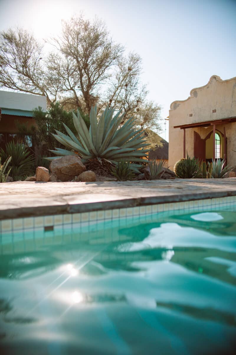 Lodge de luxe avec vue panoramique sur la savane namibienne et piscine