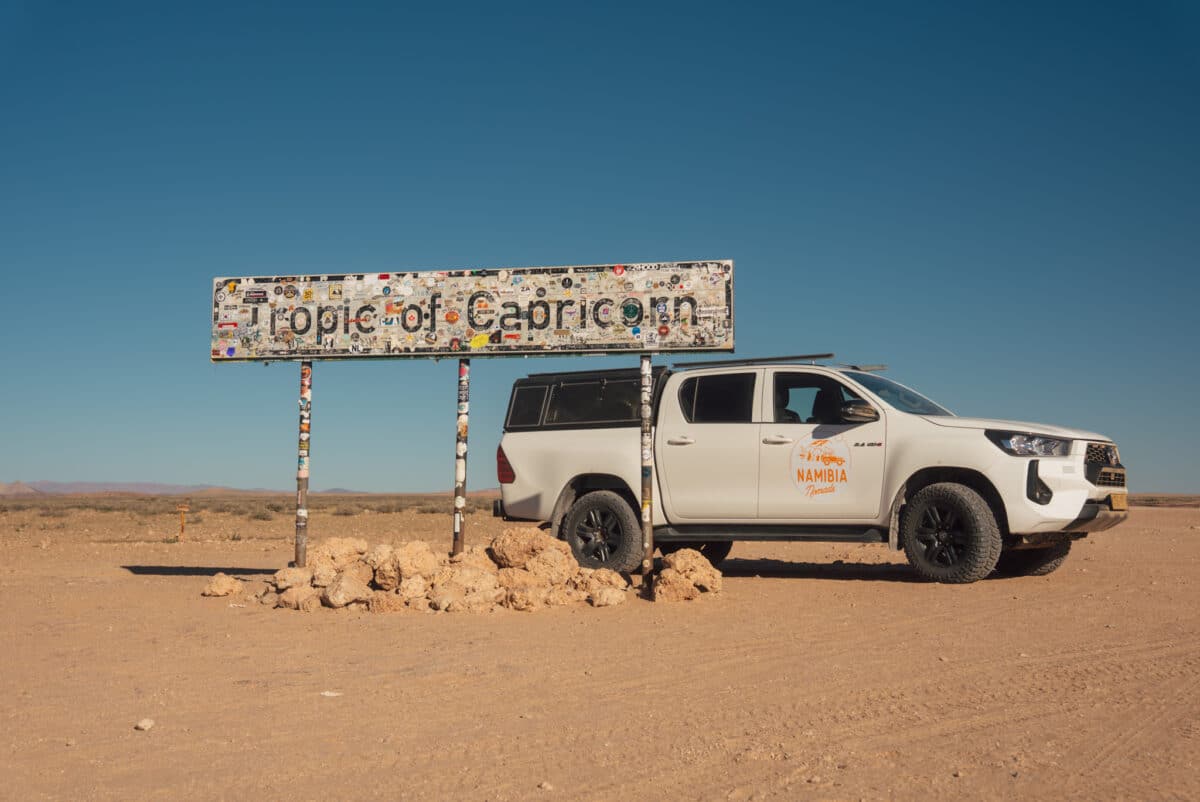 Panneau du tropique du Capricorne et 4×4 sur une piste namibienne