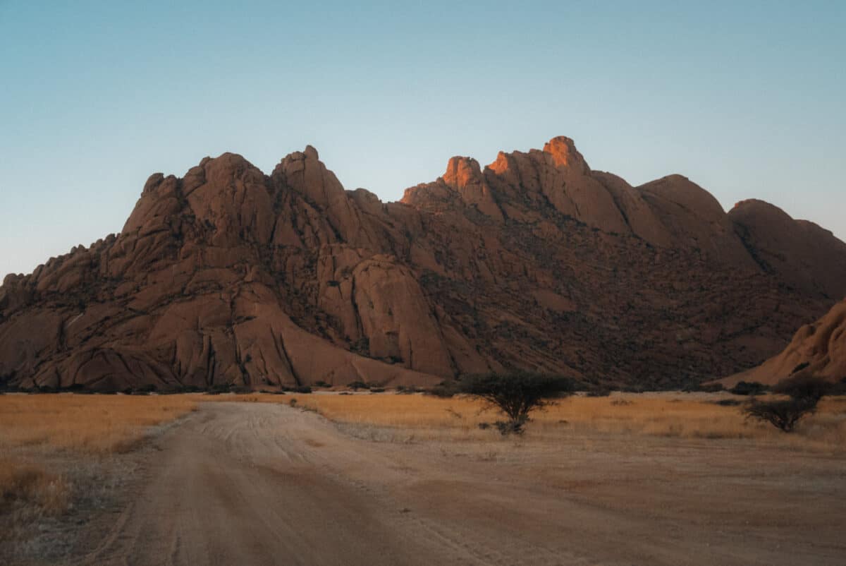 Massif de Spitzkoppe au crépuscule vu depuis un campement