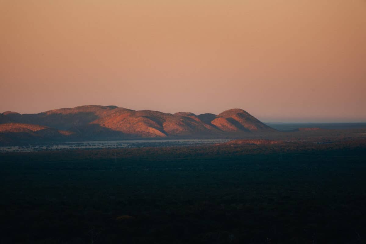 Chaîne de montagnes s'embrasant au crépuscule à Ozongaka