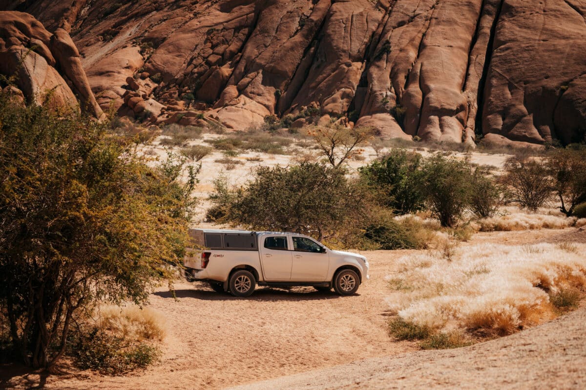 Toyota Hilux garé parmi les rochers de granit de Spitzkoppe