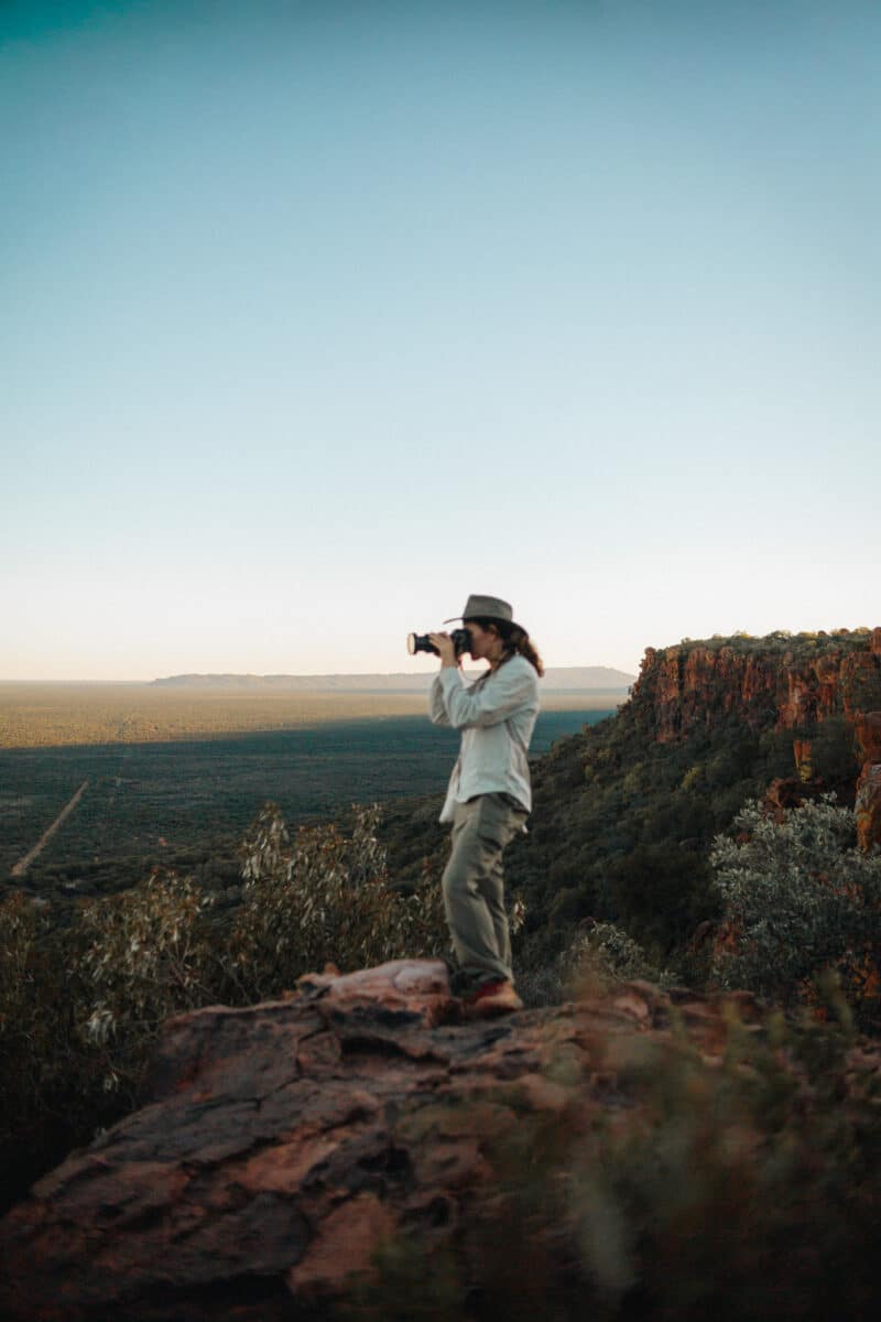 Photographe capturant les paysages depuis un 4×4 lors d'un road trip en Namibie