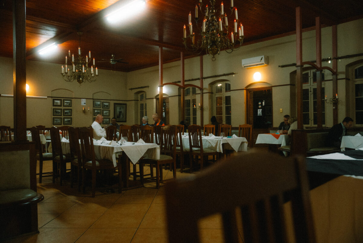 Salle de restaurant avec lustres dans un lodge