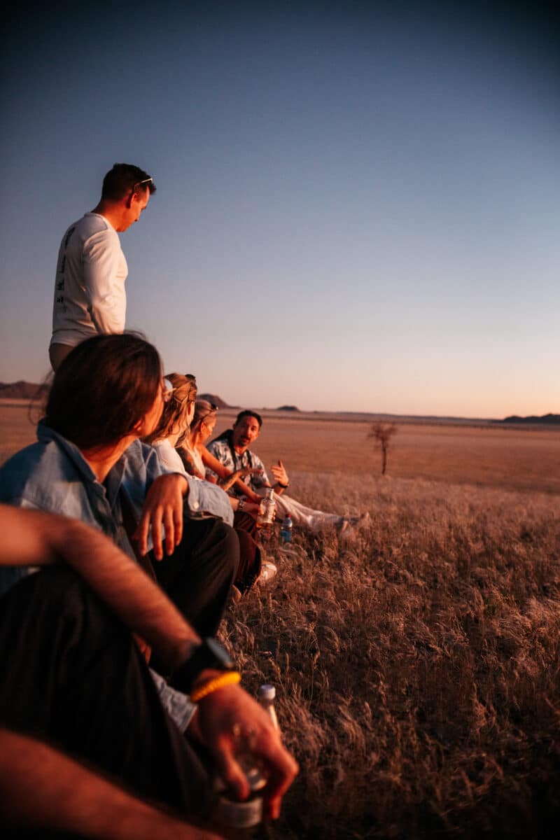 Sundowner dans la savane de Solitaire entre amis
