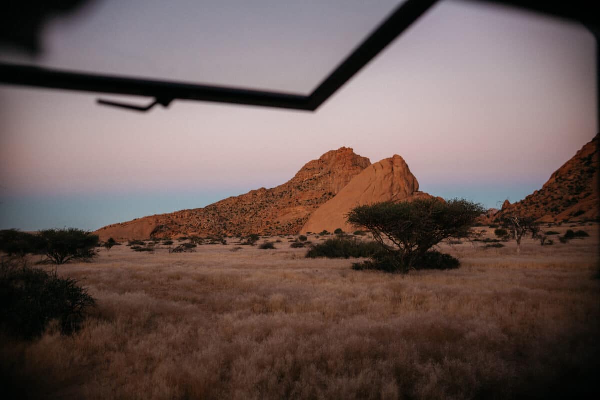 Paysage de brousse vu depuis la fenêtre d'un lodge