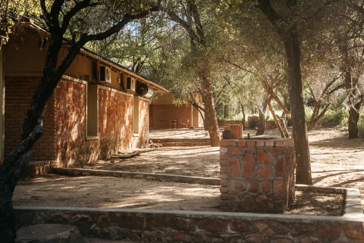 Lodge niché au pied des falaises rouges du plateau du Waterberg en Namibie