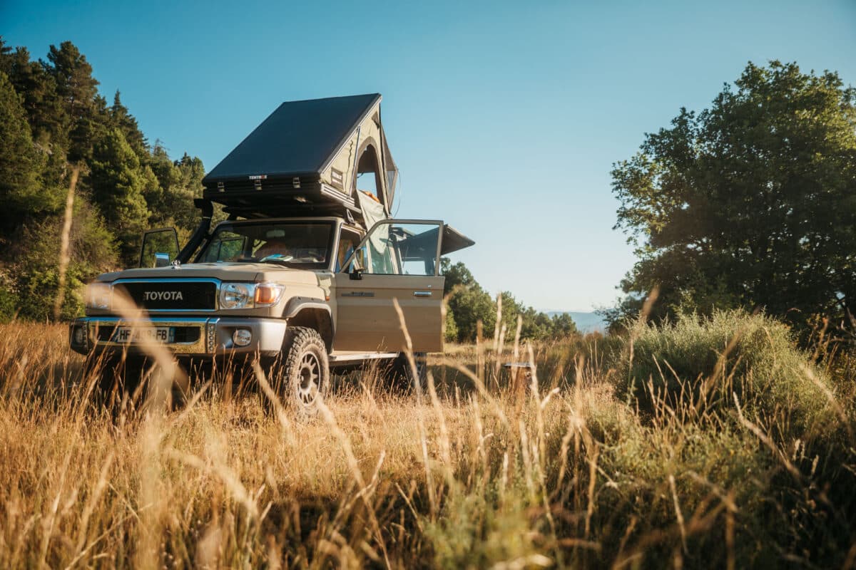 4x4 avec tente de toit isolé sur un replat d'altitude dans les montagnes espagnoles