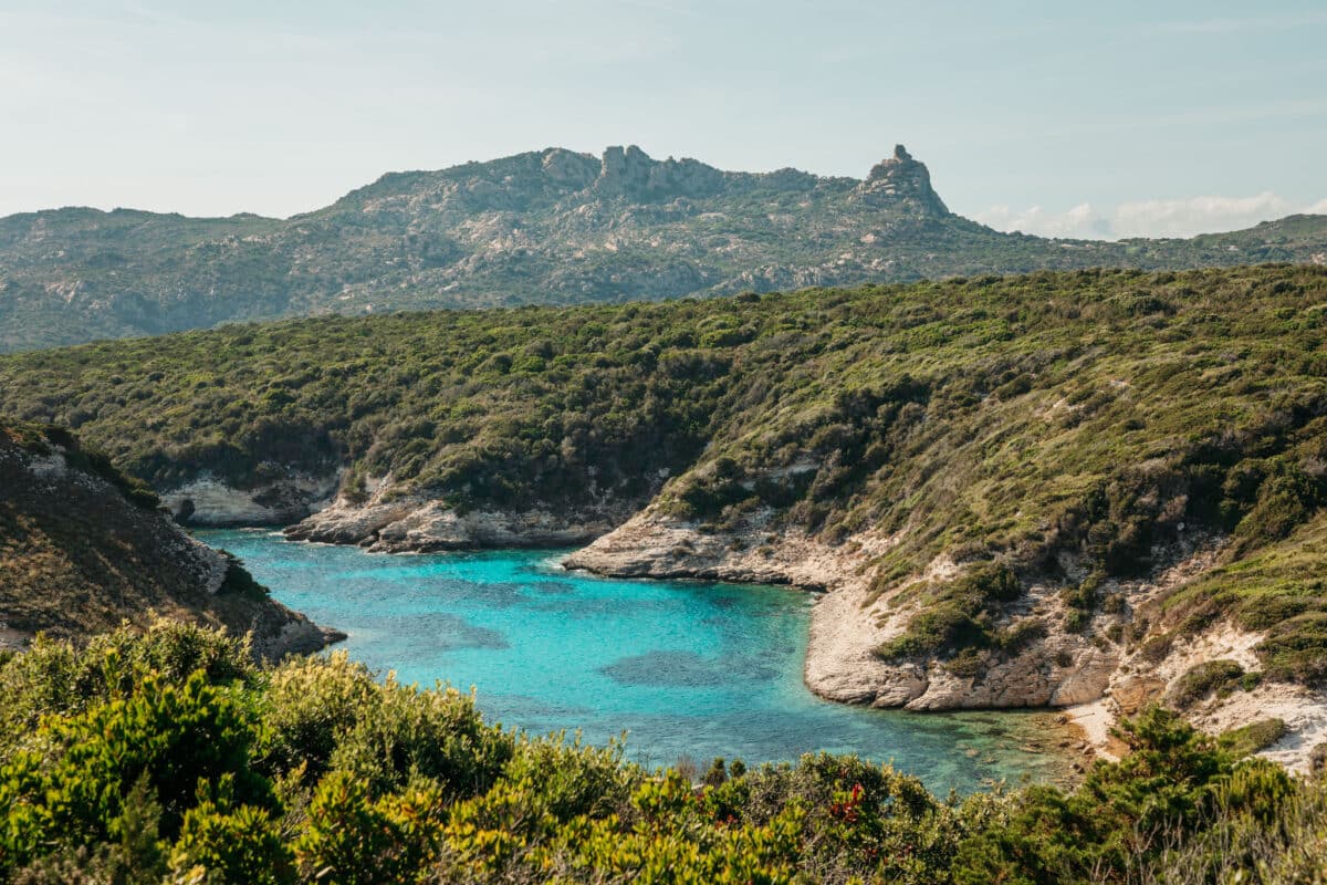 Ancienne voie pavée génoise A Strada Vecia sur le sentier côtier de Bonifacio