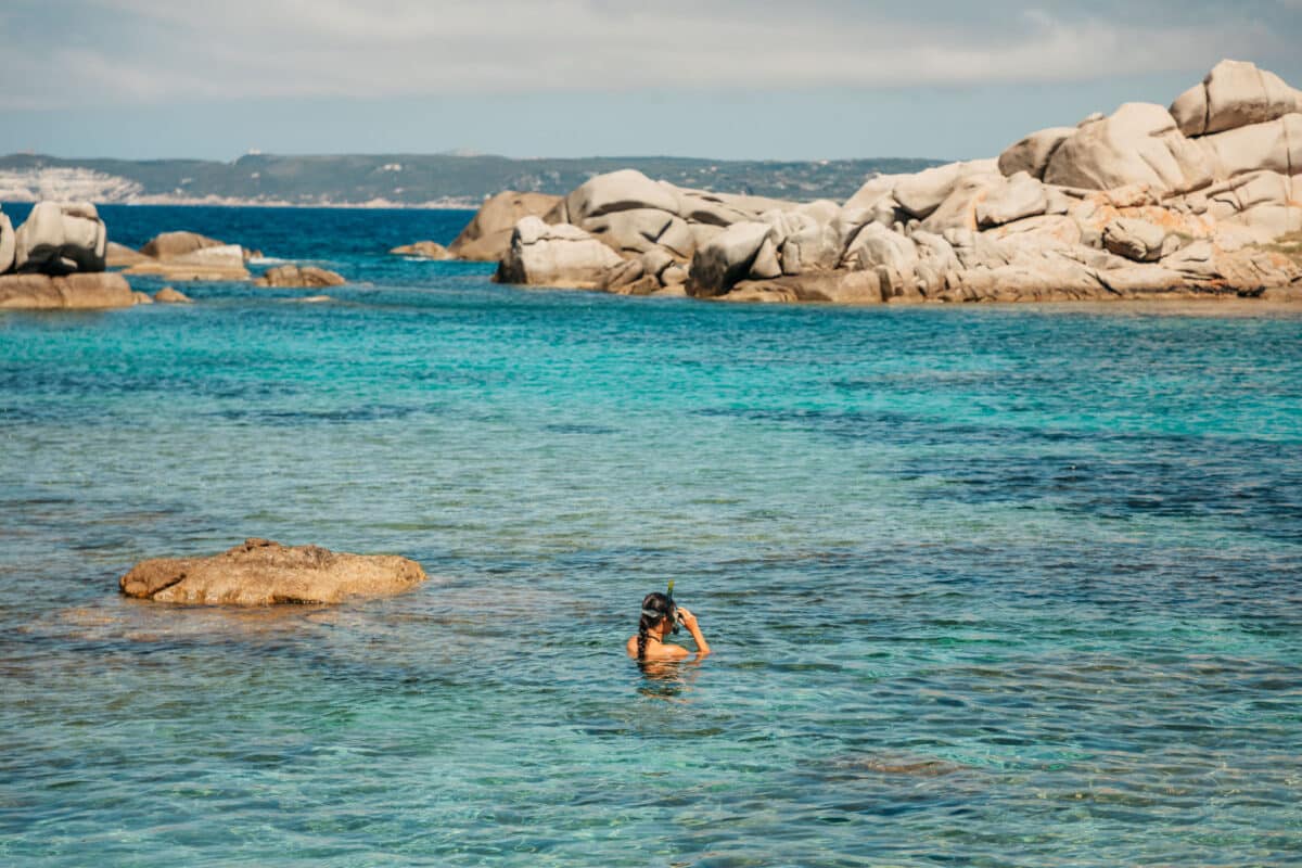 Sortie en bateau au pied des falaises de Bonifacio, parmi les activités du séjour