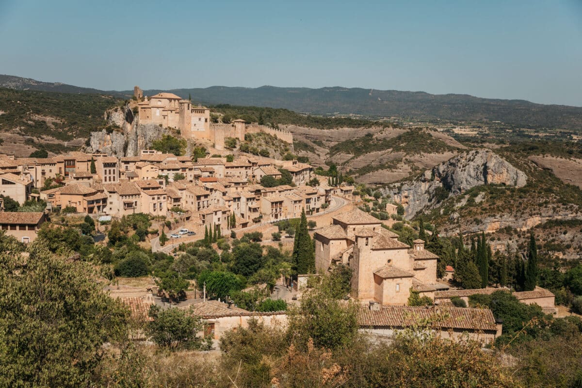 Village d'Alquézar et sa collégiale dominant le canyon du Vero en Aragon
