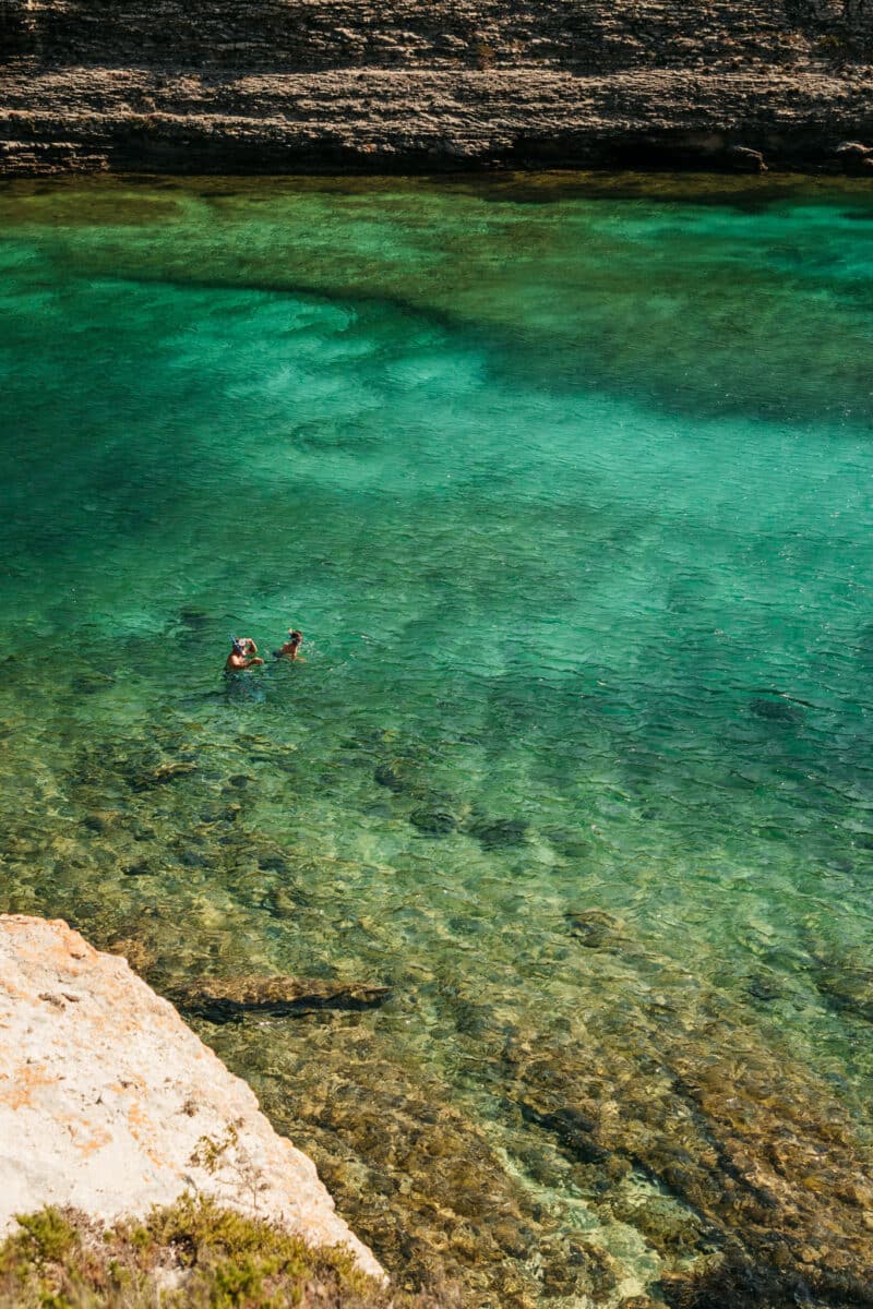 La calanque de l'anse de Fazzio et ses deux îlots sur le littoral de Bonifacio