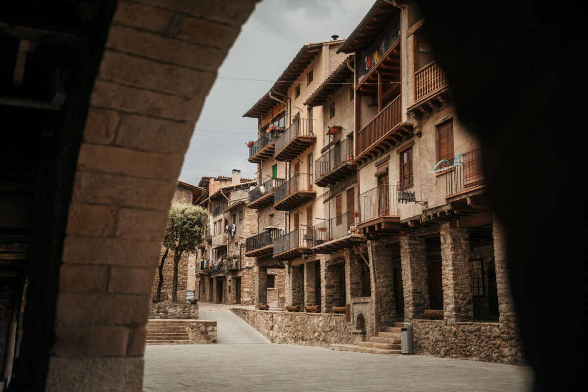 Place médiévale à arcades de Bagà avec la statue de Galceran de Pinós