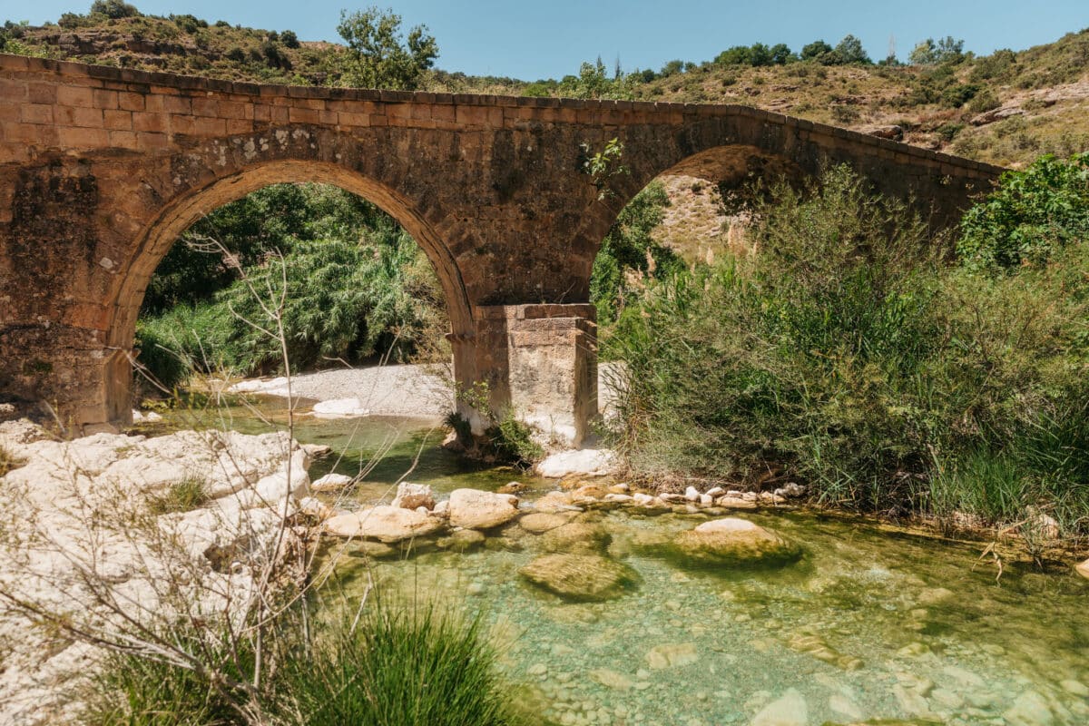 Baignade dans les eaux turquoise du canyon du Vero près du pont roman d'Alquézar
