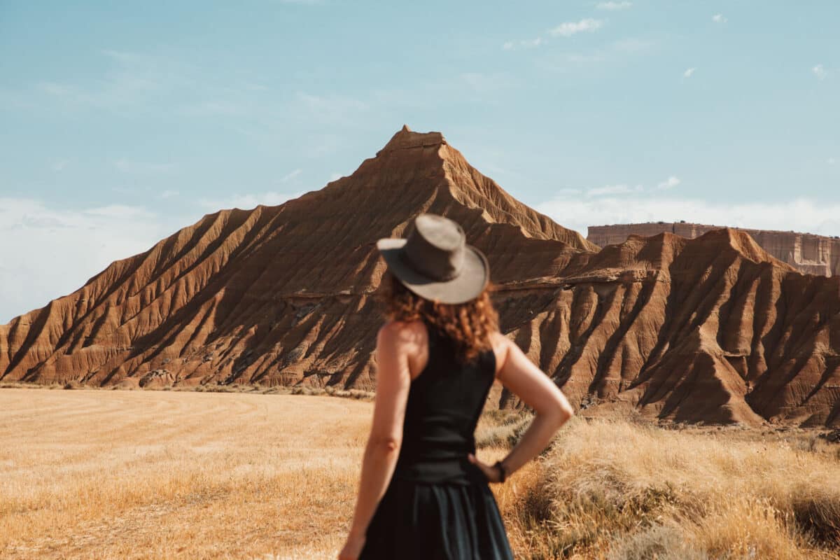 Badlands et plateaux ravinés du désert des Bardenas Reales en Navarre