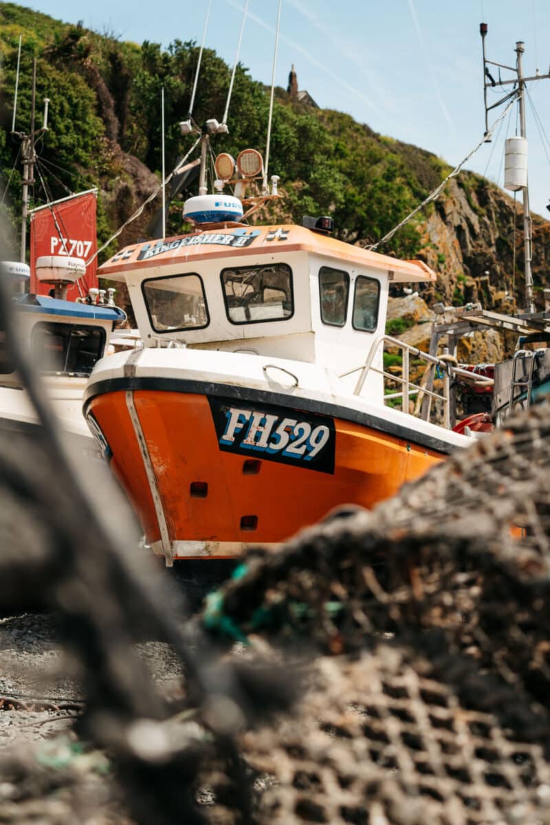 Bateaux de pêche tirés sur la plage de galets de Cadgwith