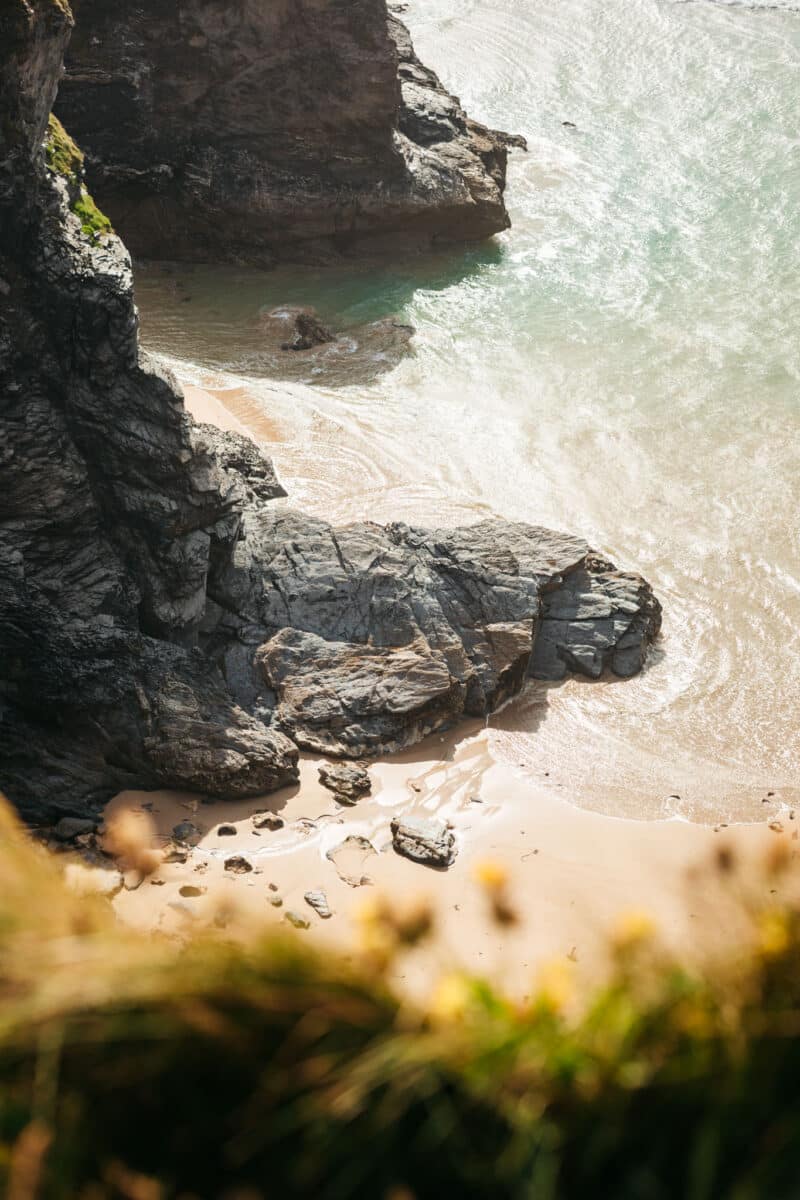 Rochers géants émergeant de la plage de Bedruthan Steps dans les Cornouailles
